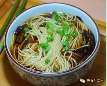 冬天早晨來碗暖乎乎的熱湯麵