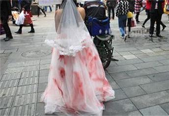 她為還父債,被迫嫁給從未謀面的陌生人!結婚路上因做了「這件事」而血染雪白婚紗!婆家嫌晦氣而悔婚,她走投無路決定自盡,最後