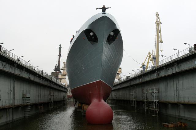 軍艦為什麼有個大鼻子,它是用來幹什麼的?