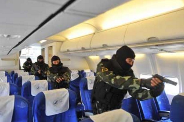 飛機上的水喝不得?國外網友大爆秘辛 說出18個關於搭飛機的「骯髒小秘密」....