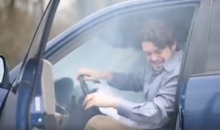 【震驚你の冷知識!】當發生車禍撞上電燈柱,車子被電線纏繞著時,請不要隨便下車…… 網民看完大喊:一定要看!(看影片!)