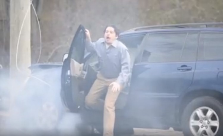 【震驚你の冷知識!】當發生車禍撞上電燈柱,車子被電線纏繞著時,請不要隨便下車…… 網民看完大喊:一定要看!(看影片!)