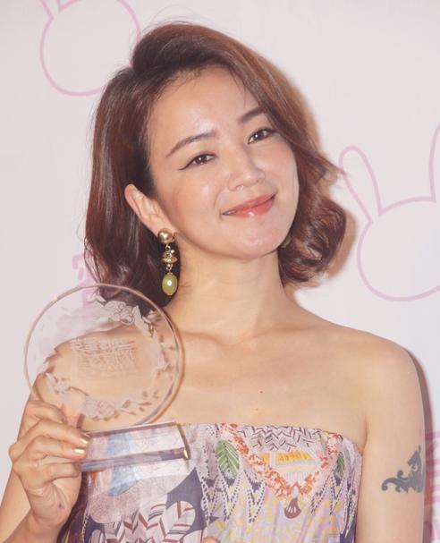 【2016年還在剪齊劉海?】那你就Out了~現在流行的正是女明星最愛的「S」形斜劉海!