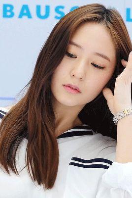 【2016年還在剪齊劉海?】那你就Out了~現在流行的正是女明星最愛的「S」形斜劉海!