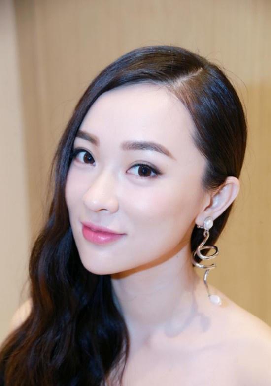【2016年還在剪齊劉海?】那你就Out了~現在流行的正是女明星最愛的「S」形斜劉海!