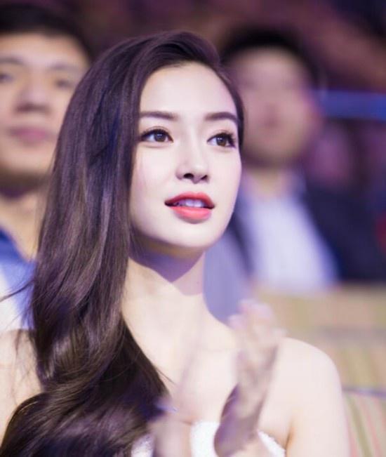 【2016年還在剪齊劉海?】那你就Out了~現在流行的正是女明星最愛的「S」形斜劉海!