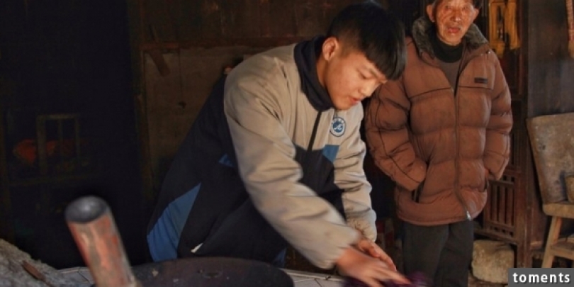 從11歲開始,他替過世父母還債!17歲的他從不喊苦!他要讓87歲阿公過好日子!