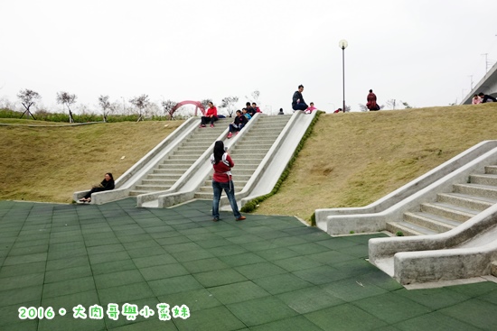 高鐵苗栗站童趣公園～攀岩、溜滑梯、旋轉設施好好玩