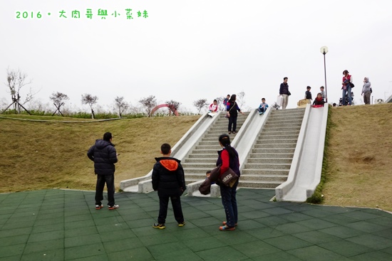 高鐵苗栗站童趣公園～攀岩、溜滑梯、旋轉設施好好玩