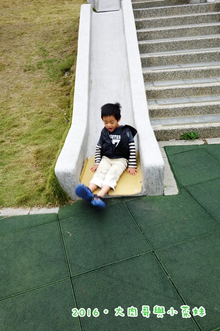 高鐵苗栗站童趣公園~攀岩、溜滑梯、旋轉設施好好玩
