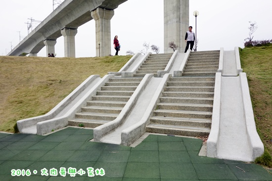 高鐵苗栗站童趣公園～攀岩、溜滑梯、旋轉設施好好玩