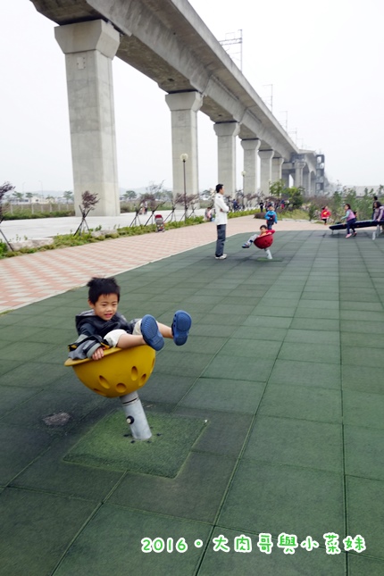 高鐵苗栗站童趣公園～攀岩、溜滑梯、旋轉設施好好玩