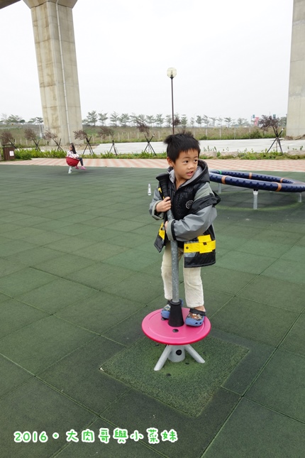 高鐵苗栗站童趣公園~攀岩、溜滑梯、旋轉設施好好玩
