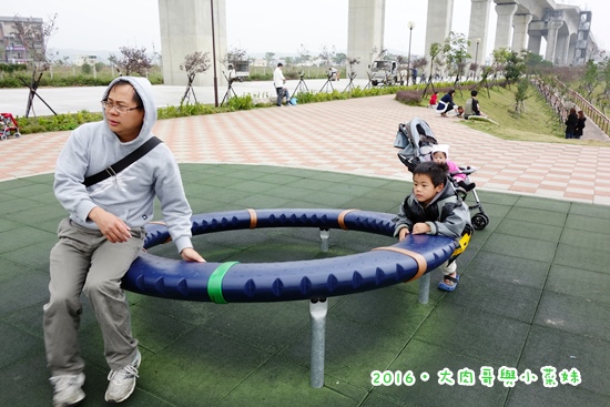 高鐵苗栗站童趣公園~攀岩、溜滑梯、旋轉設施好好玩