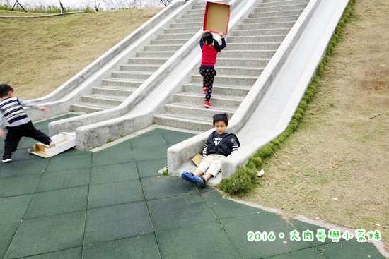 高鐵苗栗站童趣公園~攀岩、溜滑梯、旋轉設施好好玩