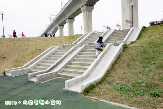 高鐵苗栗站童趣公園～攀岩、溜滑梯、旋轉設施好好玩