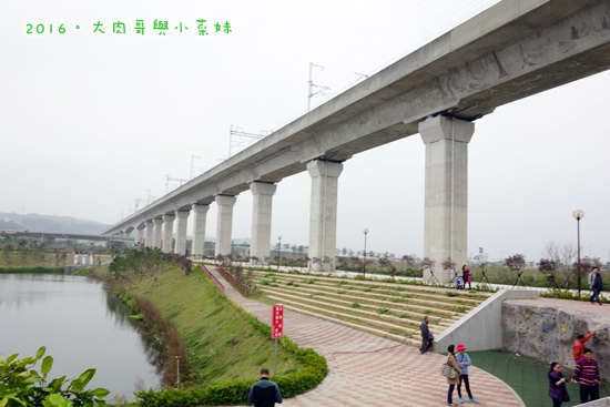 高鐵苗栗站童趣公園~攀岩、溜滑梯、旋轉設施好好玩