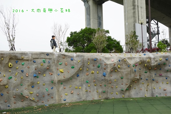 高鐵苗栗站童趣公園～攀岩、溜滑梯、旋轉設施好好玩