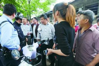 女車主忘記關車窗,第2天見車上多了一堆東西,直接氣暈!