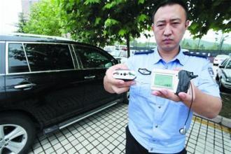 女車主忘記關車窗,第2天見車上多了一堆東西,直接氣暈!