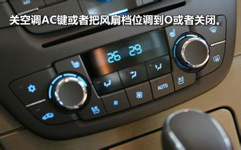 女車主忘記關車窗,第2天見車上多了一堆東西,直接氣暈!