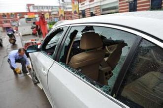 女車主忘記關車窗,第2天見車上多了一堆東西,直接氣暈!