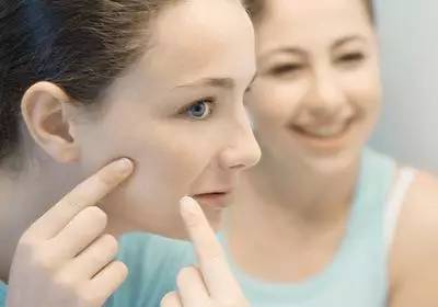 真的活該!「粉刺」春風吹又生,都是你做錯了三件事!沒看這篇,你只會把臉越搞越糟...
