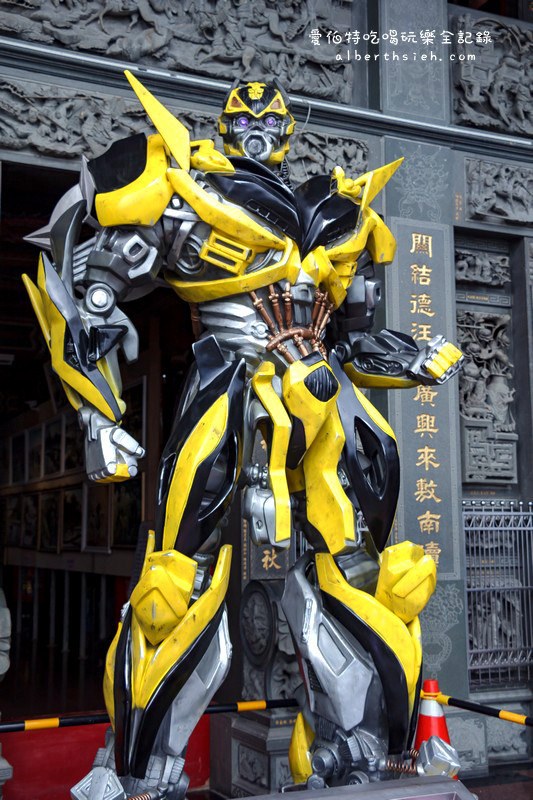台灣某間廟宇請來變形金剛坐鎮當門神,意外吸睛變成觀光景點啦!!