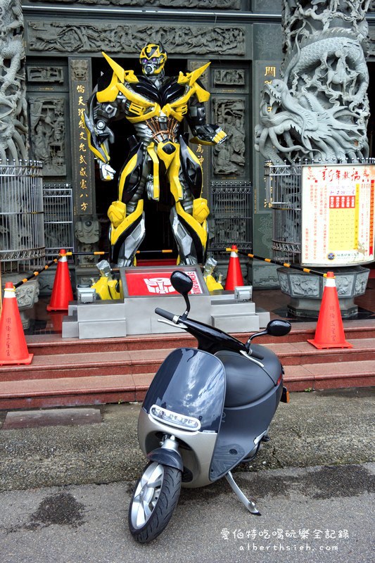 台灣某間廟宇請來變形金剛坐鎮當門神,意外吸睛變成觀光景點啦!!