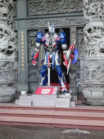 台灣某間廟宇請來變形金剛坐鎮當門神,意外吸睛變成觀光景點啦!!