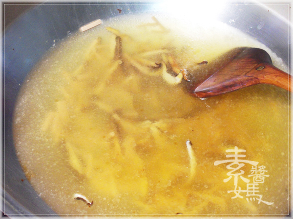 【素食湯料理】榨菜酸辣湯。冷冷的天 來碗酸辣湯~心都暖了! 如果當配上素餃子 絕配呀~