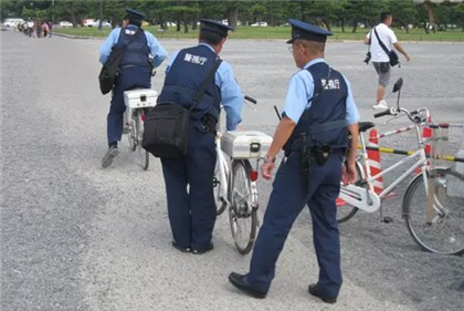 警界最強超跑! 除了阿布達比1900萬的超跑,各國警車技術到底哪家強?最後一個是團購的吧....
