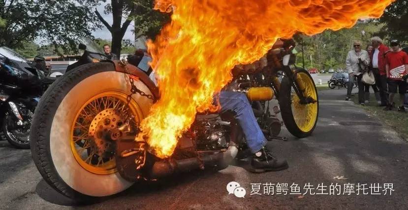 摩托車改完排氣之後回油放炮冒火是正常的麼？