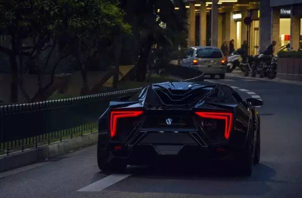 這才算真正的高級豪車,價值「5 億」新台幣!一個燈買一輛勞斯萊斯 ,一個輪胎買兩台法拉利....