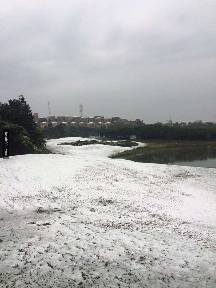 霸王寒流的影響下各地瑞雪紛飛,一片雪白的美景讓人不敢相信自己在台灣啊!