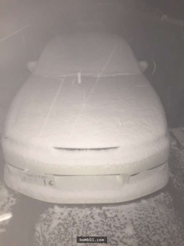 他在晚上查看被白雪覆蓋的愛車時還沒有異常,但隔天卻驚現「讓人嚇到癡笑」的神秘凹痕!