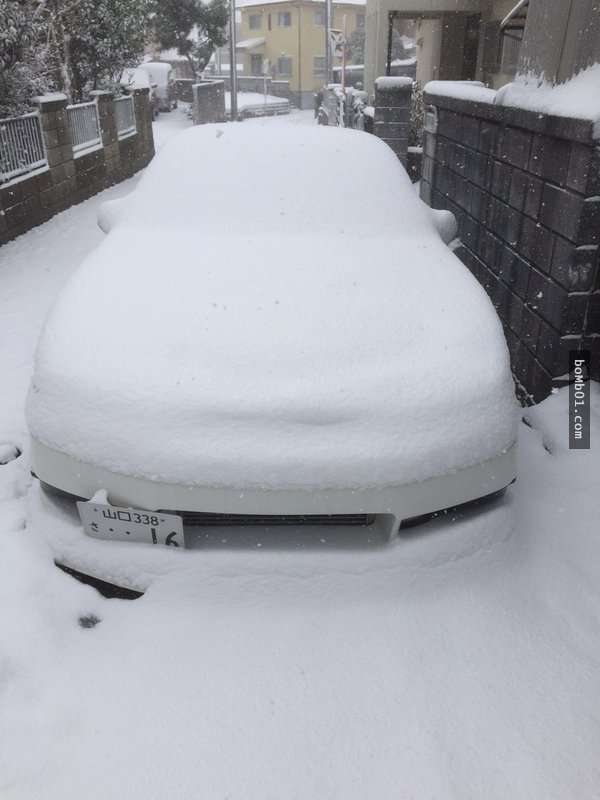他在晚上查看被白雪覆蓋的愛車時還沒有異常,但隔天卻驚現「讓人嚇到癡笑」的神秘凹痕!