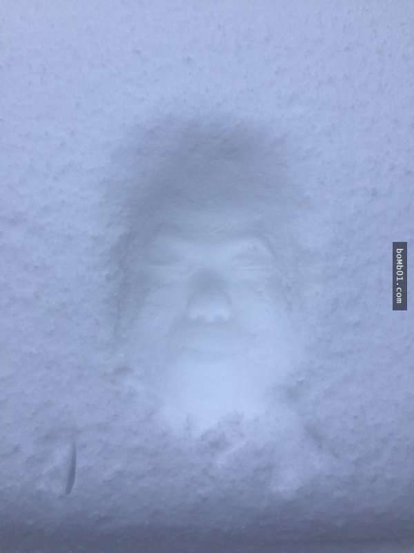 他在晚上查看被白雪覆蓋的愛車時還沒有異常,但隔天卻驚現「讓人嚇到癡笑」的神秘凹痕!
