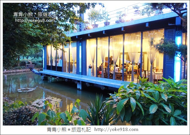 埔里水上旋轉餐廳，餐廳浮在水面上而且還會慢慢旋轉哦，自以為是摩天輪