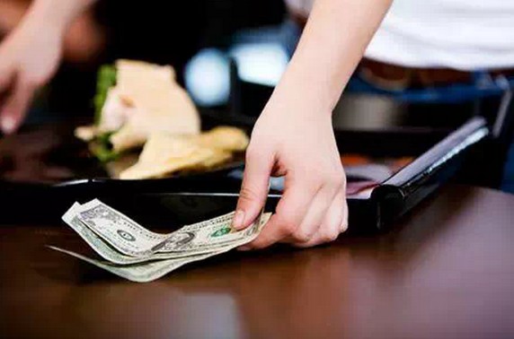 你不能不知道的各國酒店小費潛規則!別把人家當乞丐!別丟臉了!