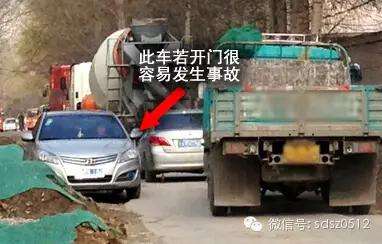 血的教訓!孩子沒了,媽媽跪地崩潰大哭!家長接送孩子千萬小心,所有人都快來看....