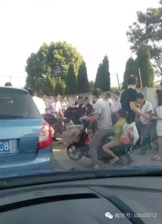 血的教訓!孩子沒了,媽媽跪地崩潰大哭!家長接送孩子千萬小心,所有人都快來看....