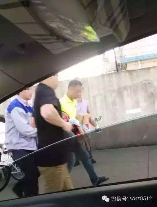 血的教訓!孩子沒了,媽媽跪地崩潰大哭!家長接送孩子千萬小心,所有人都快來看....