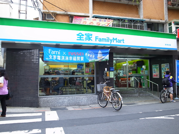 陸客來台旅遊到超商問『都是大陸為何不能用人民幣』,卻被超商店員神回打臉!