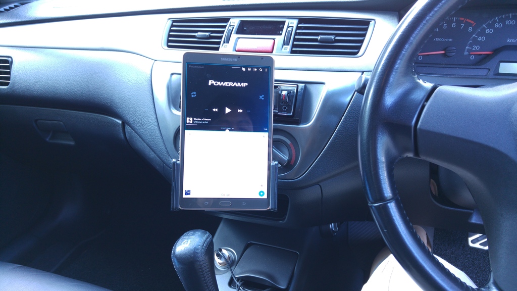 DIY 穩穩的 tablet holder!!!板電腦尺寸太大,無法像手機一樣放在車上充當GPS導航器或娛樂系統使用?