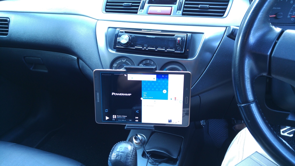 DIY 穩穩的 tablet holder!!!板電腦尺寸太大,無法像手機一樣放在車上充當GPS導航器或娛樂系統使用?