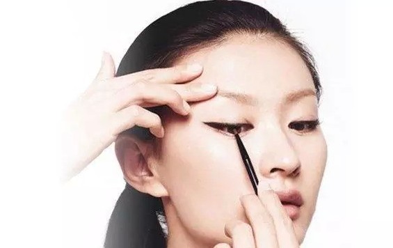 普通眼線畫法已經落伍啦 !眼尾這樣畫才勾人!韓國女生都這樣做!