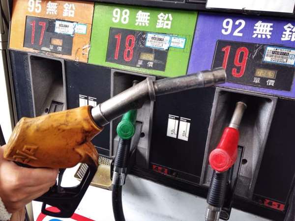千萬不要在「這個時候」開車去加油,不然真的虧大了!加油站員工偷透露「最省錢」的內幕,90%的人都不知道...