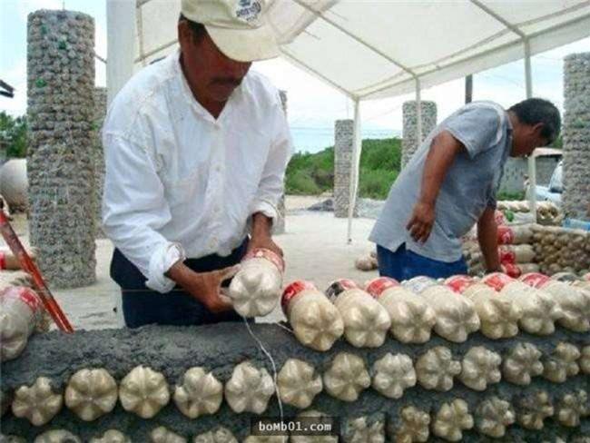 他回收將近8000多個塑膠瓶後,開始把塑膠瓶一個一個堆積起來,最後竟然蓋出這座建築,讓所有人都看傻了眼...