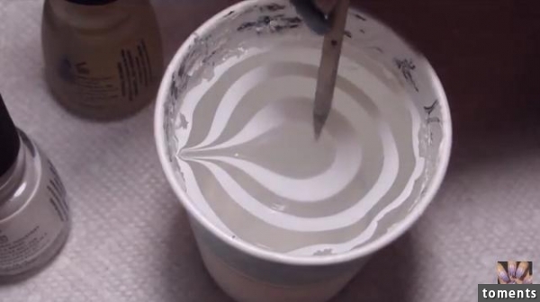 女子把指甲油滴進水底後開始拉花,正當大家以為結束的時候,她居然把手整隻伸進去!沒想到最後出來的結果居然讓女人都幫她尖叫了